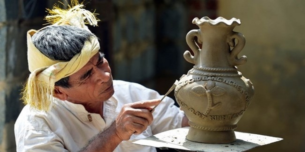 One of the outstanding characteristics of the Cham ethnic traditional pottery making is the technique of making pottery without turntables, and open firing with straw and fire-wood.
