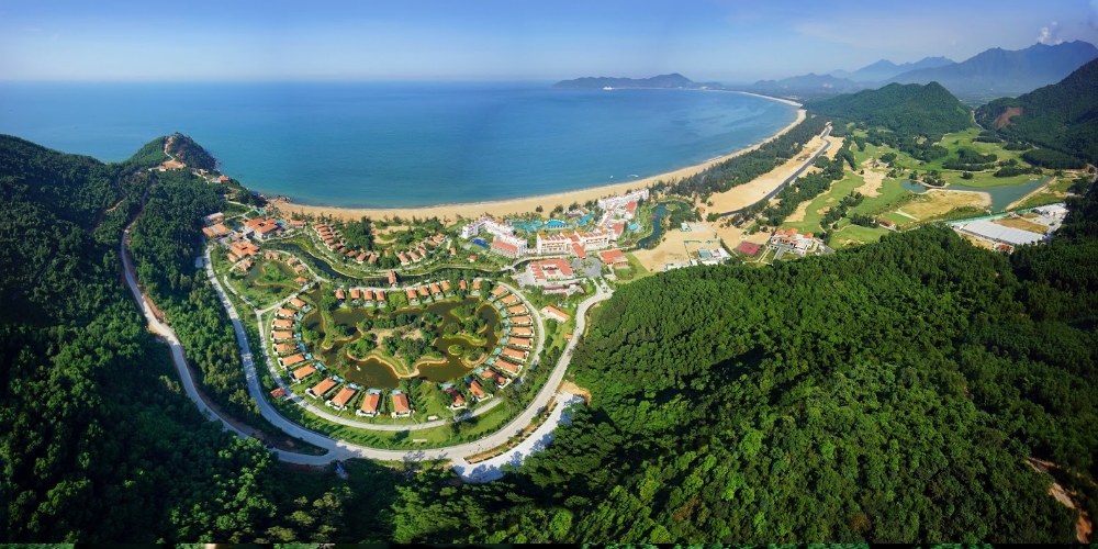 The small Lang Co town in Phu Loc district, Thua Thien – Hue province is located on the root of the imposing Hai Van mountain range. Endowed with over 10km long beach sloping gently to the pure water sea to shape an arc with the long and beautiful sand, Lang Co is a quiet note for summer escape.