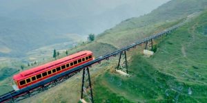 Открылся самый длинный во Вьетнаме горный железнодорожный маршрут от города Са Па до пика горы Фансипан на высоте 3143 метров, сообщает министерство туризма страны.