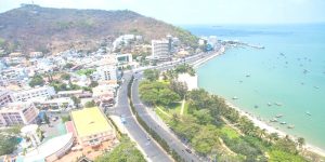 Tourists will no longer be able to have a barbeque feast on the Vung Tau beach as the coastal city is seeking a better environment for tourists. The ban on all food businesses on the beach – mostly seafood BBQ provided by local tourism cooperatives – officially comes into effect on April 26.