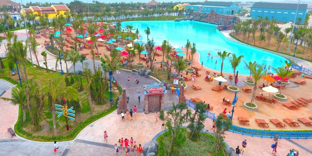 Southeast Asia’s most modern theme park, Typhoon Water Park, located in Ha Long city in northern Quang Ninh province, offering 12 attractions, including a pool with artificial waves. The park is part of the Sun World Ha Long entertainment complex. Covering an area of 20 ha, Typhoon Water Park is designed based on leading water parks in the world, such as Typhoon Lagoon and Blizzard Beach in the US and Yas Waterworld Abu Dhabi. The park is divided into three different sections: for families, for kids, and for thrill seekers.