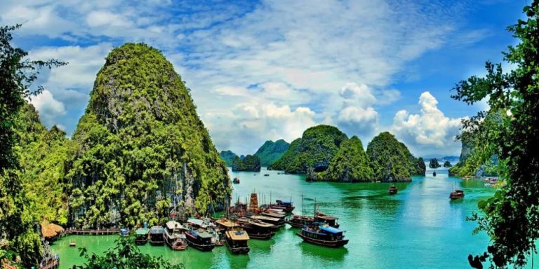Halong Bay natural wonder (Vịnh Hạ Long) located in the North in Quang Ninh Province of Vietnam and must-visit travel destination. Halong Bay is one of the Seven Natural Wonders of the World.