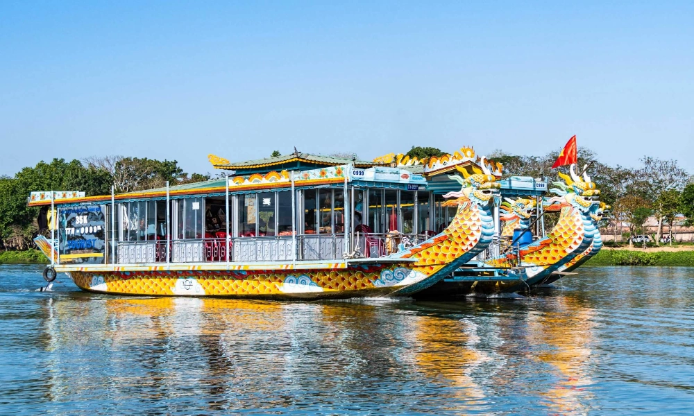 Private dragon boat tours in Hue Perfume River