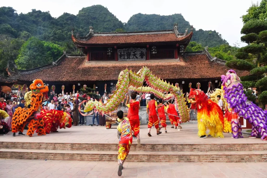 Vietnamese festivals Perfume Pagoda Festival (Le Hoi Chua Huong)